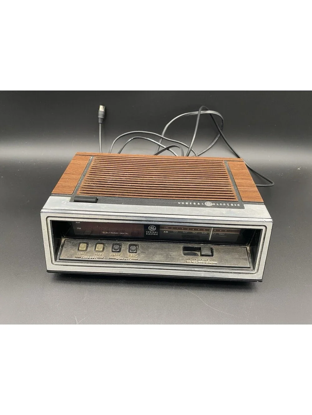 GE Walnut Grain Finish Alarm Clock Radio Model #7-4650K - Tested